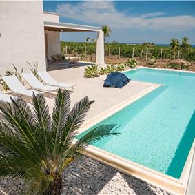 2 bedroom villa with infinity pool, near Alcamo, sleeps 4-5